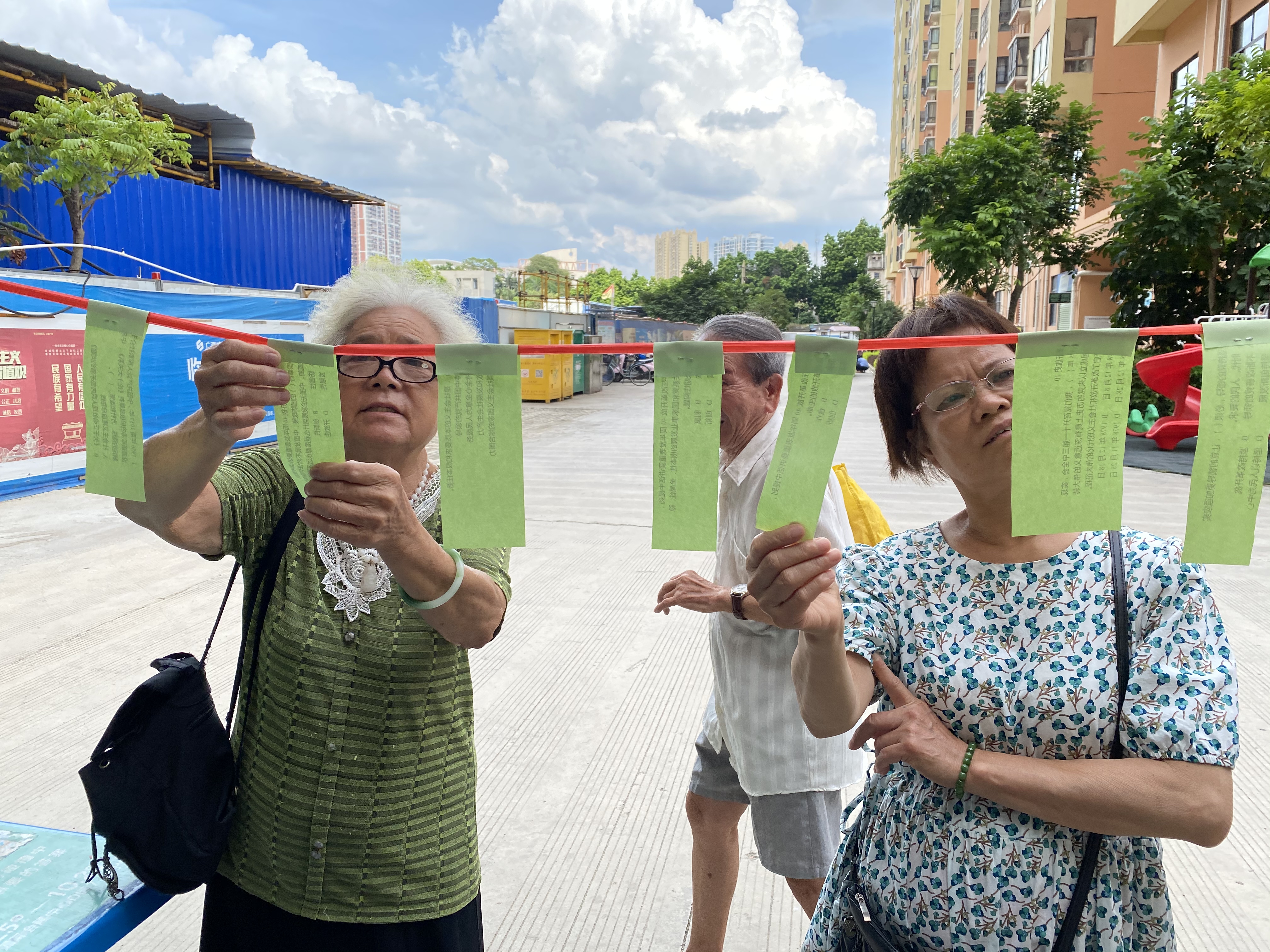 社区住户正在猜灯谜