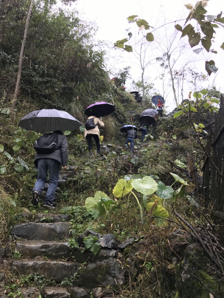 吴丹副院长一行前往定点帮扶贫困户家慰问