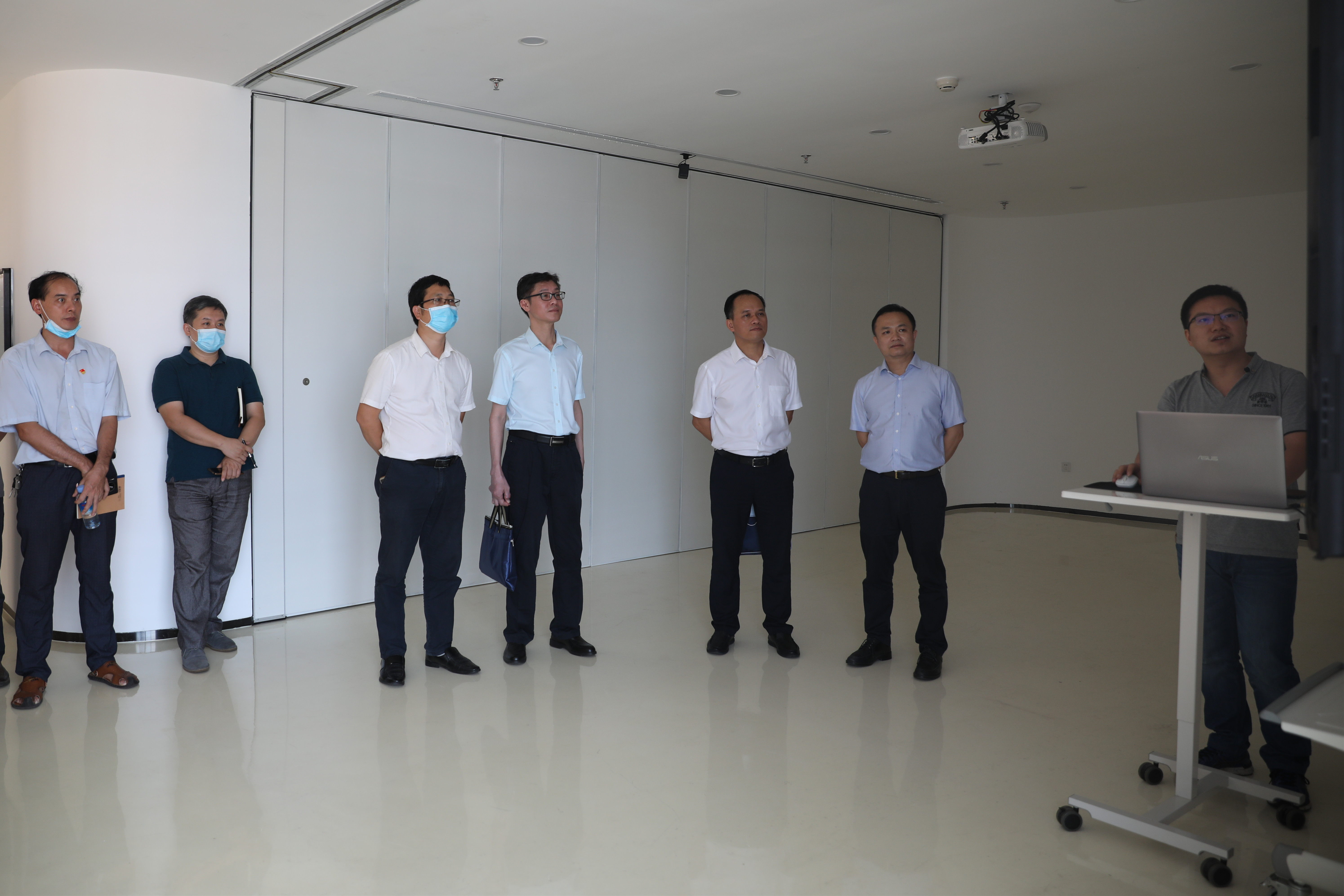 与会人员参观乐鱼全球最大体育平台_乐鱼(中国)BIM中心