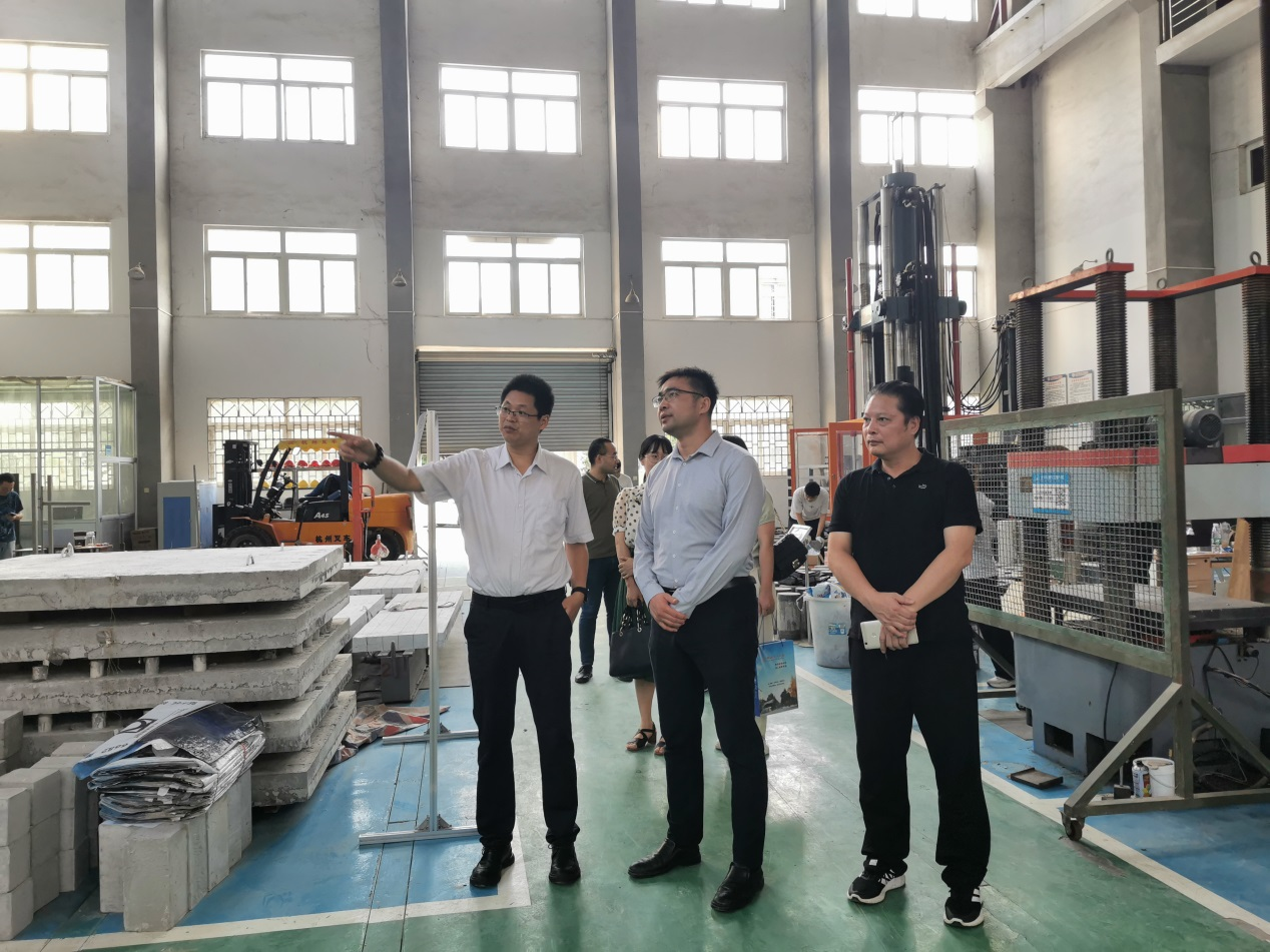 参观土木与乐鱼全球最大体育平台_乐鱼(中国)工程学院结构大厅