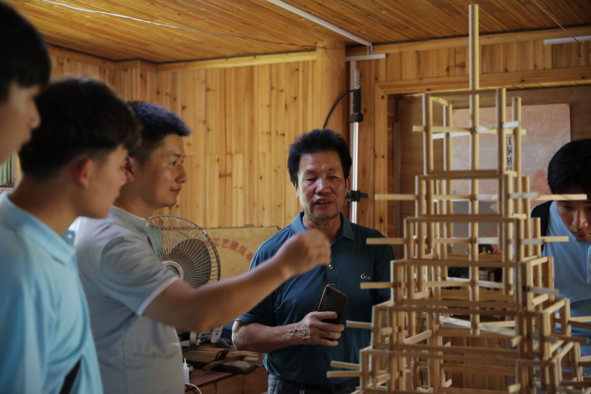 杨似玉大师利用鼓楼模型向实践团成员解说鼓楼乐鱼全球最大体育平台_乐鱼(中国)结构