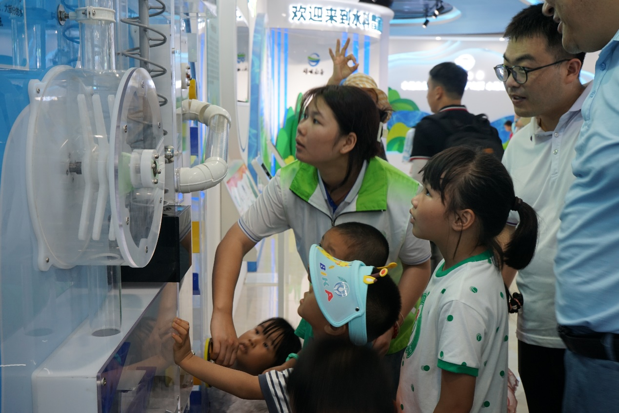 “创智联”志愿者引导小朋友参加净水小常识游戏