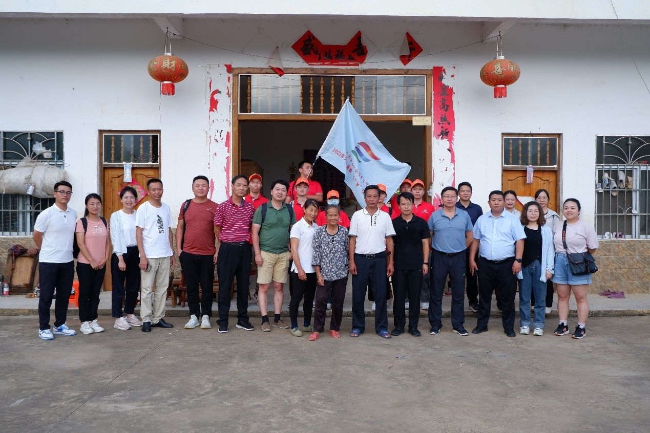 与专家组、清华大学教授团队及村民合影