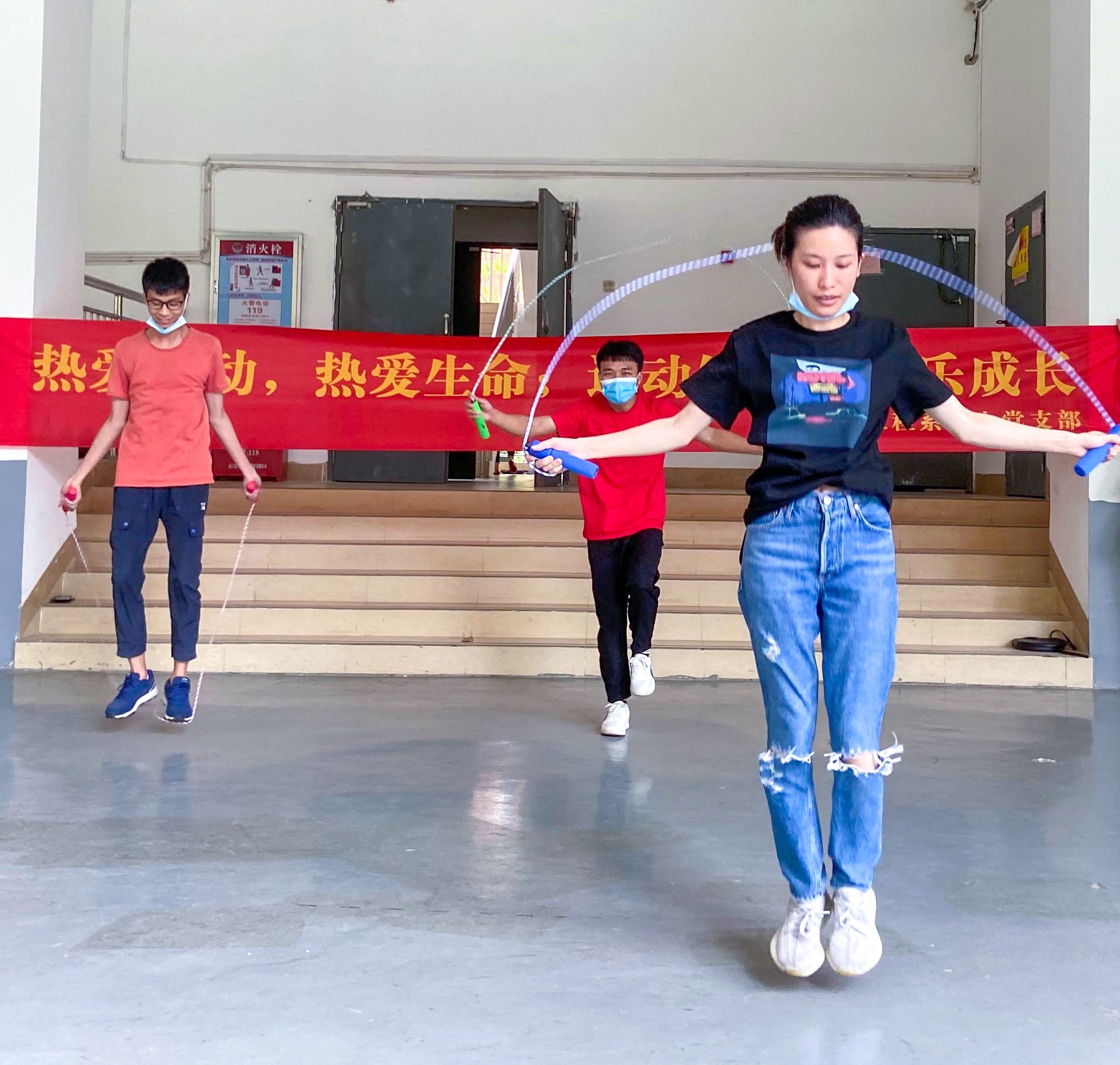 师生共同参与跳绳运动